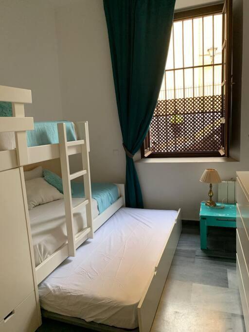 Beautiful Silent Apartment Private Parking Севиля Екстериор снимка
